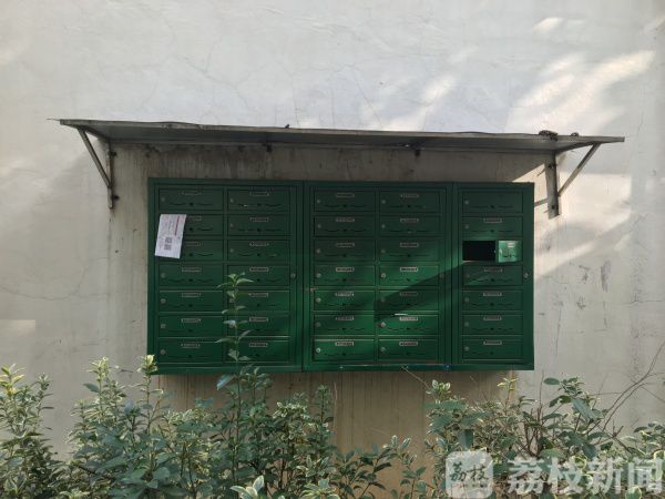 墻角的舊信報箱